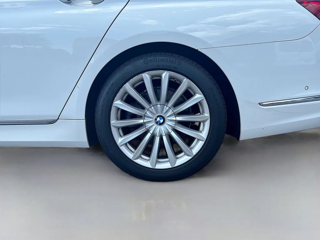 Used 2022 Alpine White BMW 740i image 12