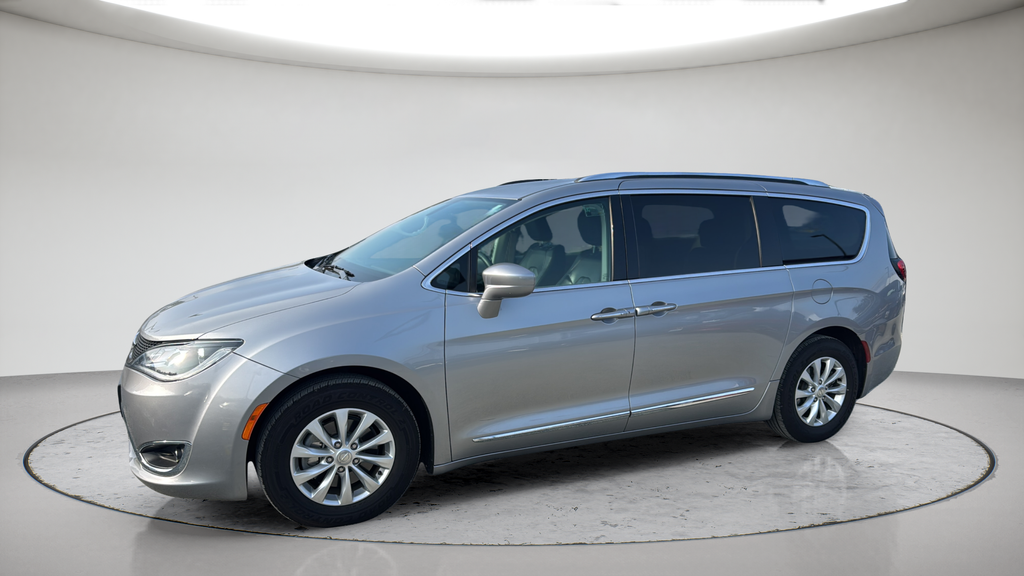 Used 2018 Silver Chrysler Touring L image 11