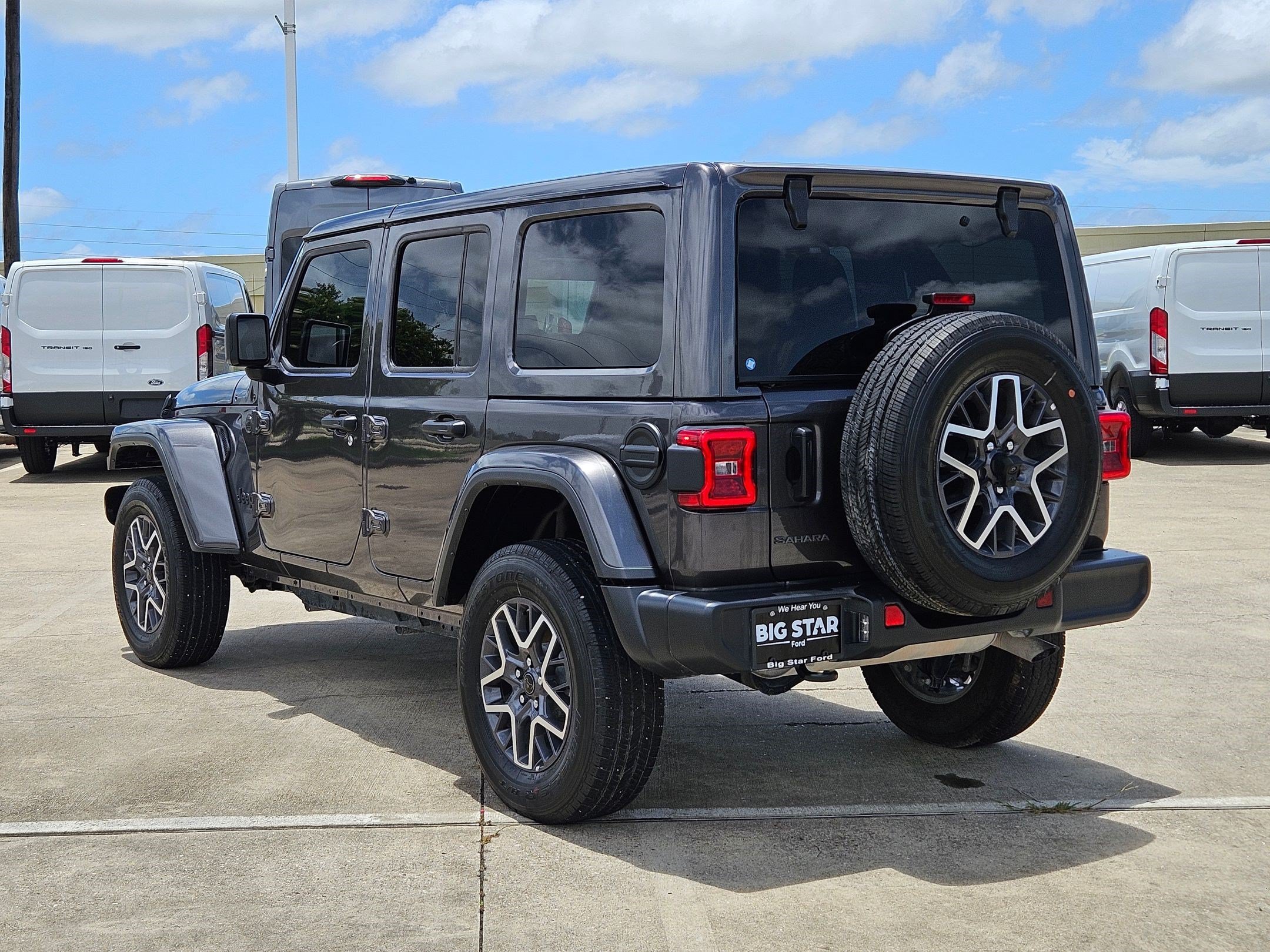 Used 2025 Granite Crystal Clearcoat Metallic Jeep Sahara image 5