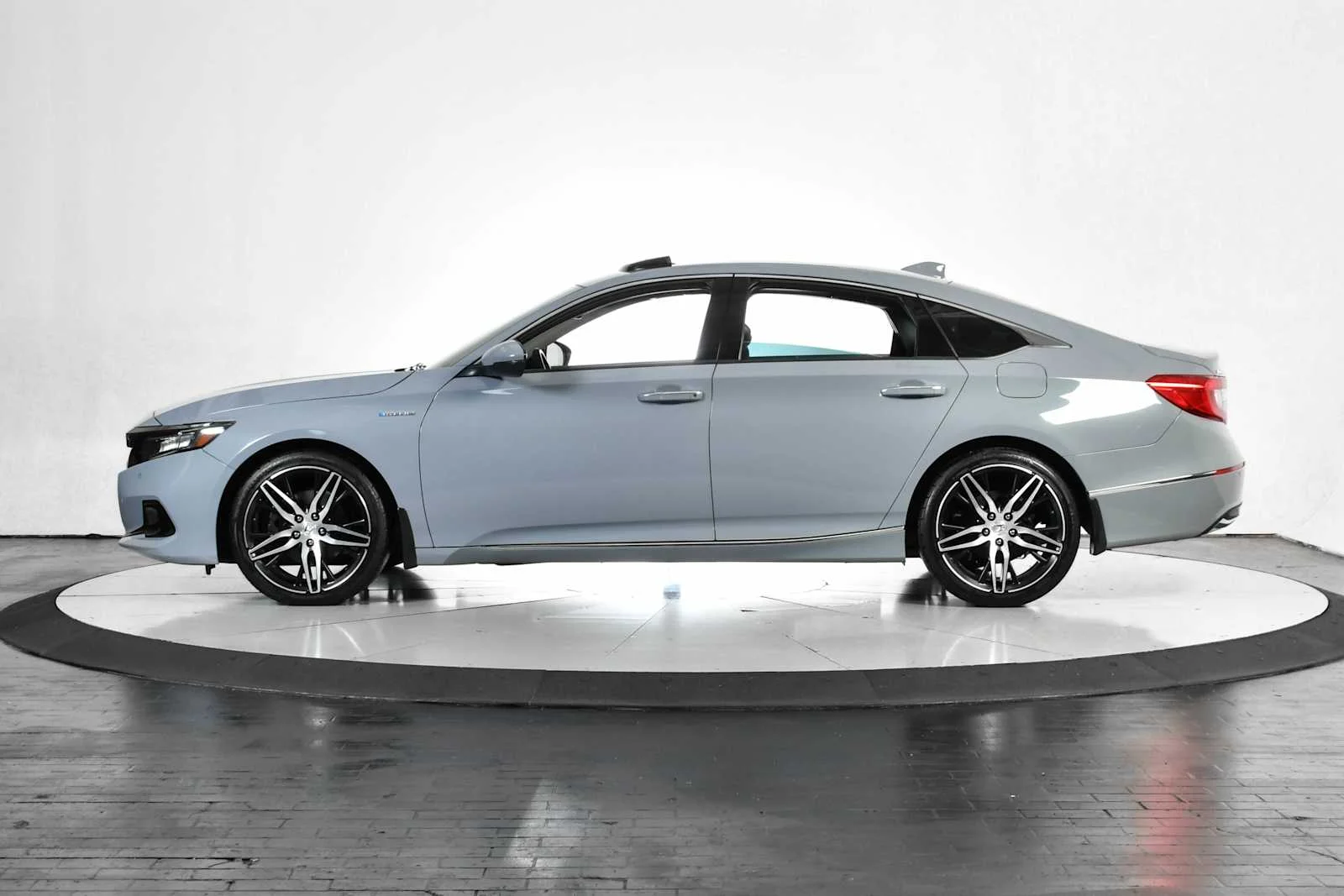 Used 2022 Sonic Gray Pearl Honda Touring image 2