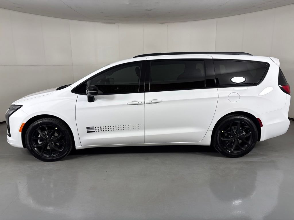 New 2027 Bright White Clear-Coat Exterior Paint Chrysler Select image 5