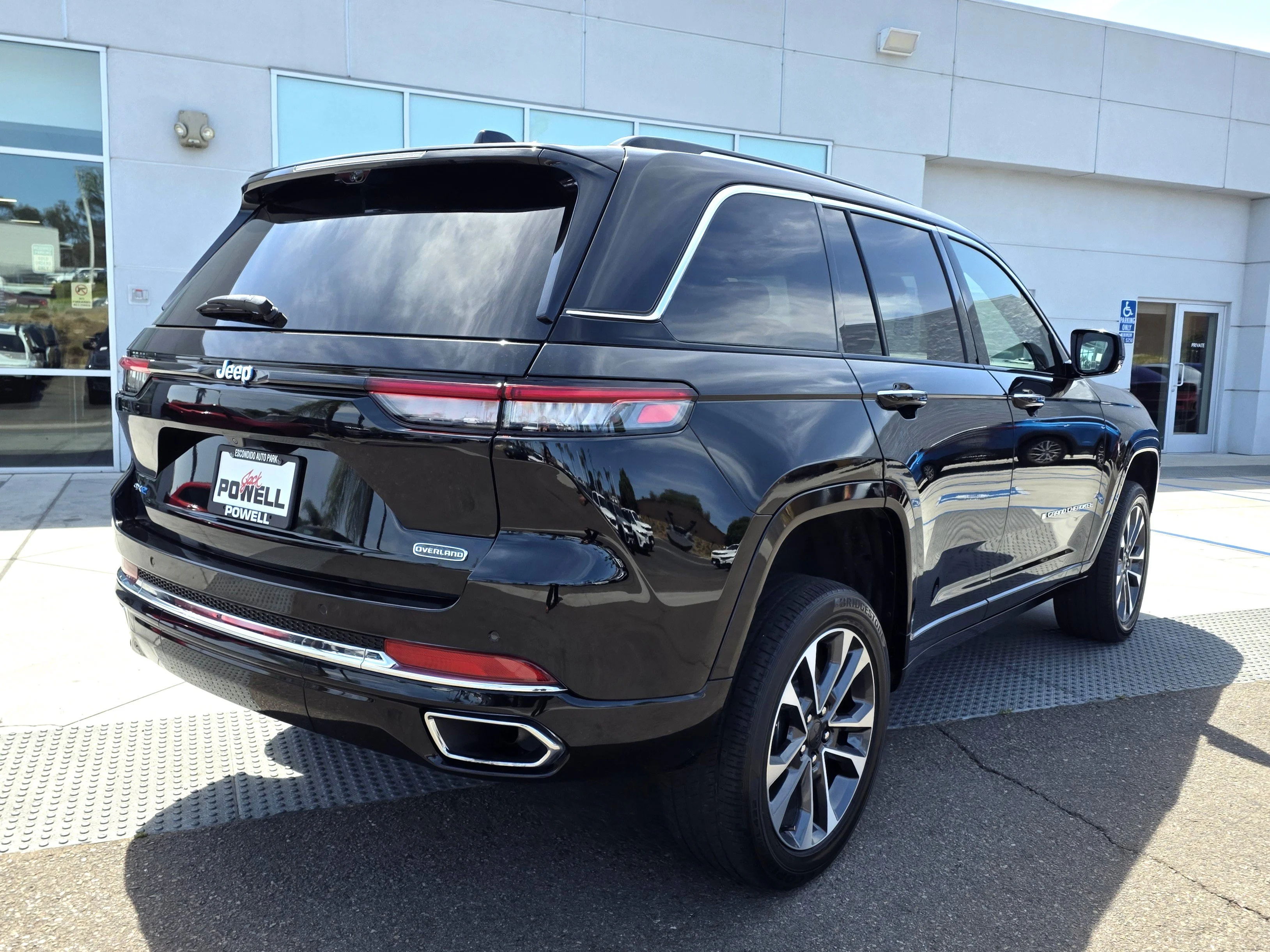 Certified Used 2023 Diamond Black Jeep Overland 4xe image 5