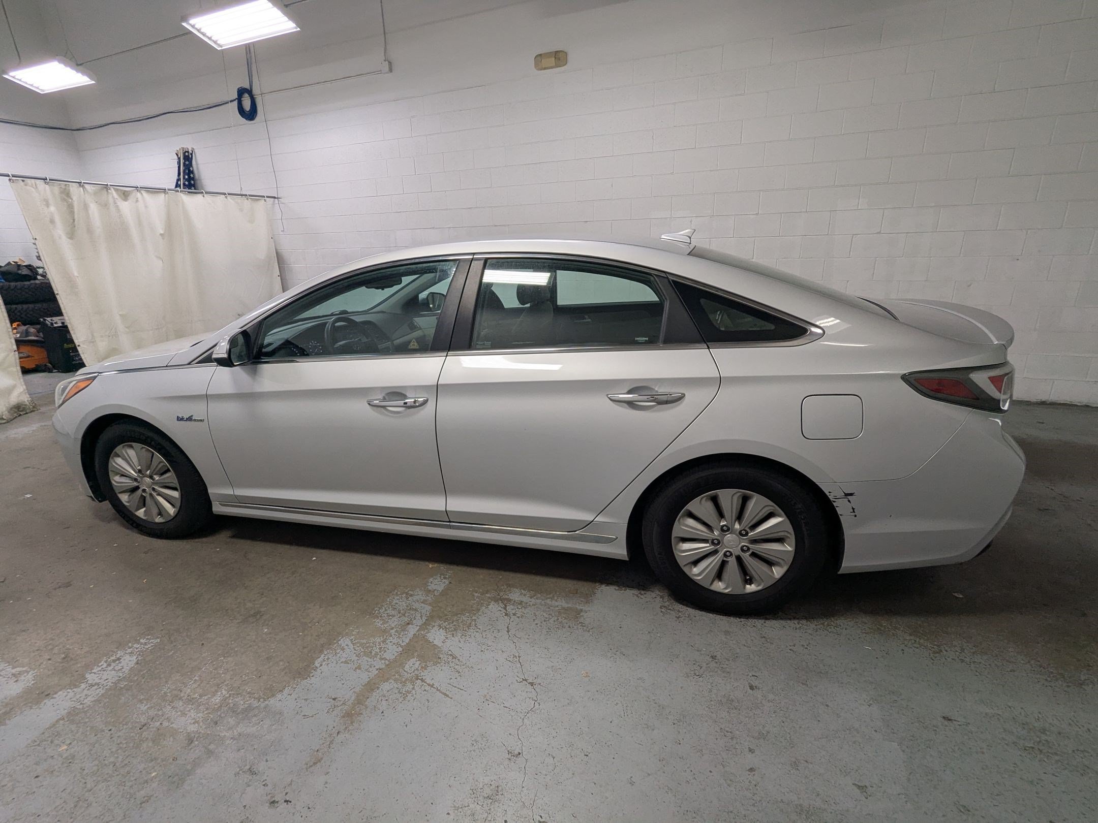 Used 2016 Starlight Silver Hyundai SE image 8