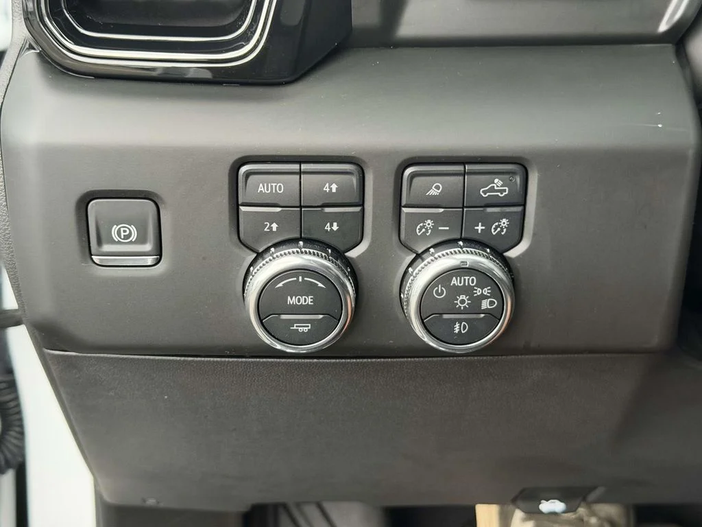 Used 2025 White GMC AT4 image 32