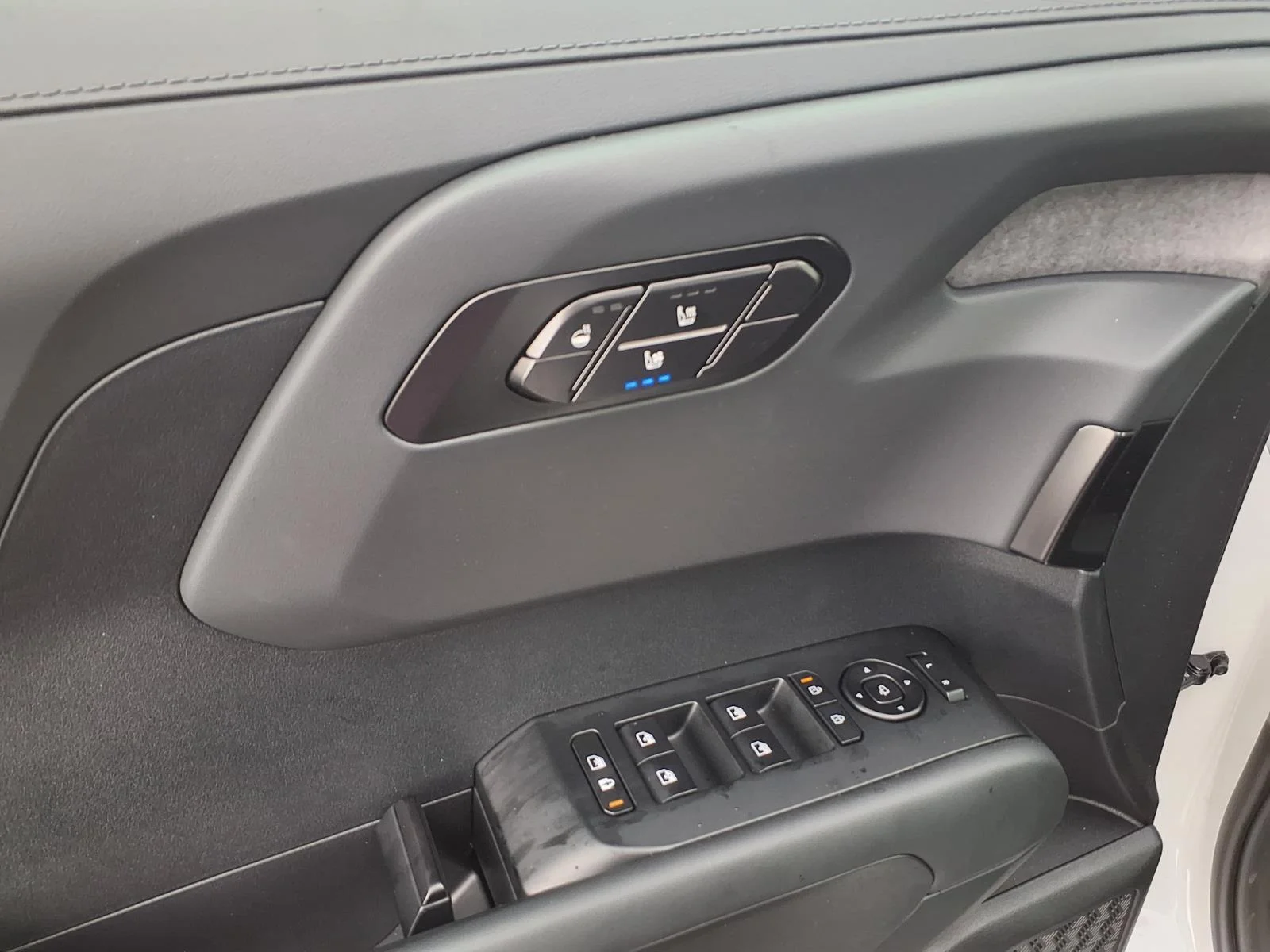 New 2027 Glacial White Pearl Kia X-Line EX image 13