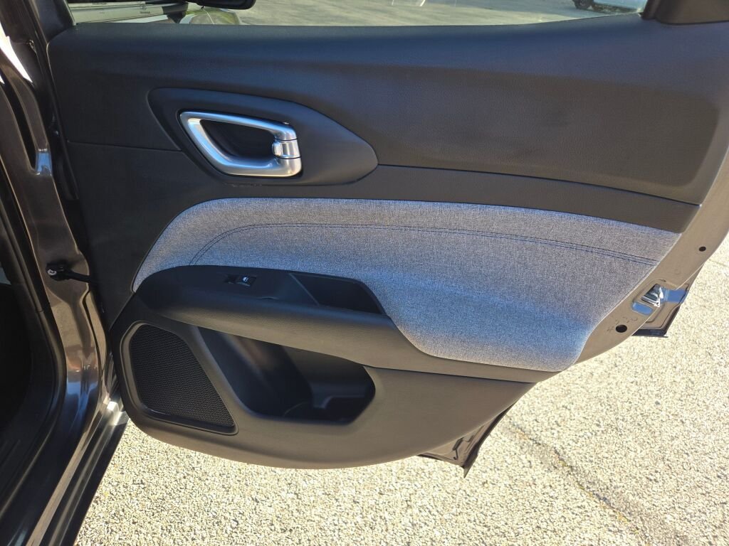 Used 2024  Jeep Latitude image 8