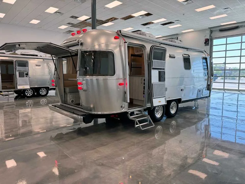 New 2027 SILVER AIRSTREAM  image 7