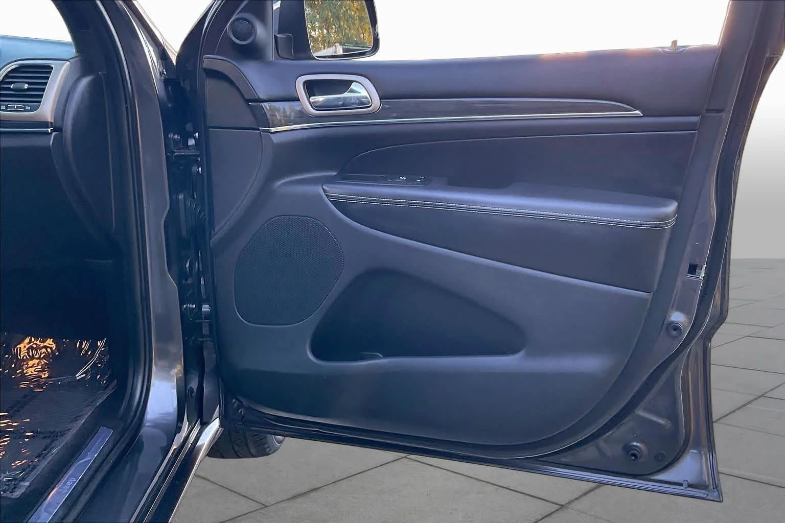 Used 2017 Granite Crystal Metallic Clearcoat Jeep Overland image 21