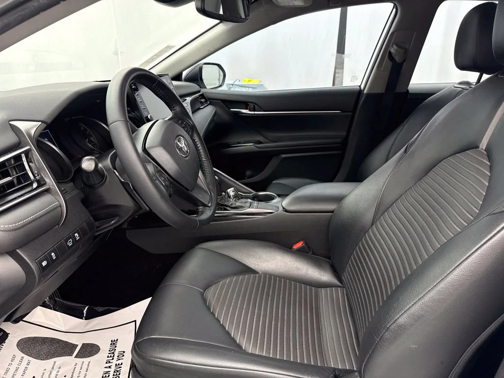 Used 2022 Off-white Toyota SE image 16