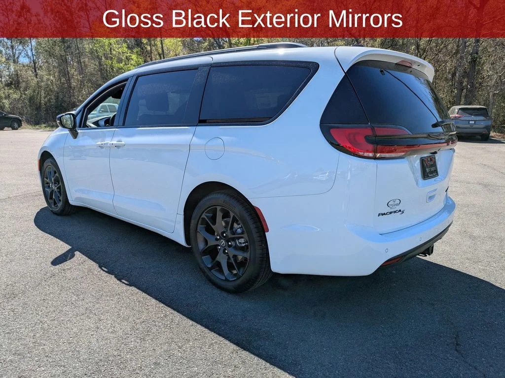 New 2026 Bright White Clear-Coat Exterior Paint Chrysler Limited image 8