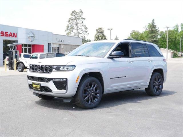 New 2026 Silver Zynith Exterior Paint Jeep Limited image 3