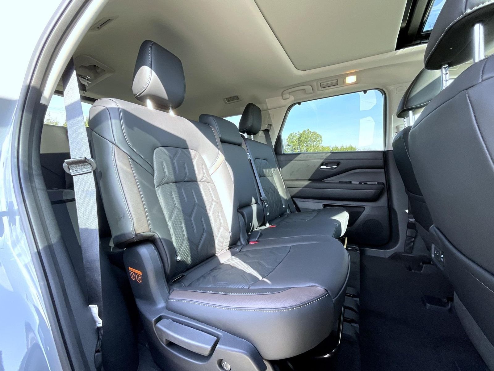 New 2026 Boulder Gray Pearl / Super Black Two-tone Nissan Platinum image 22