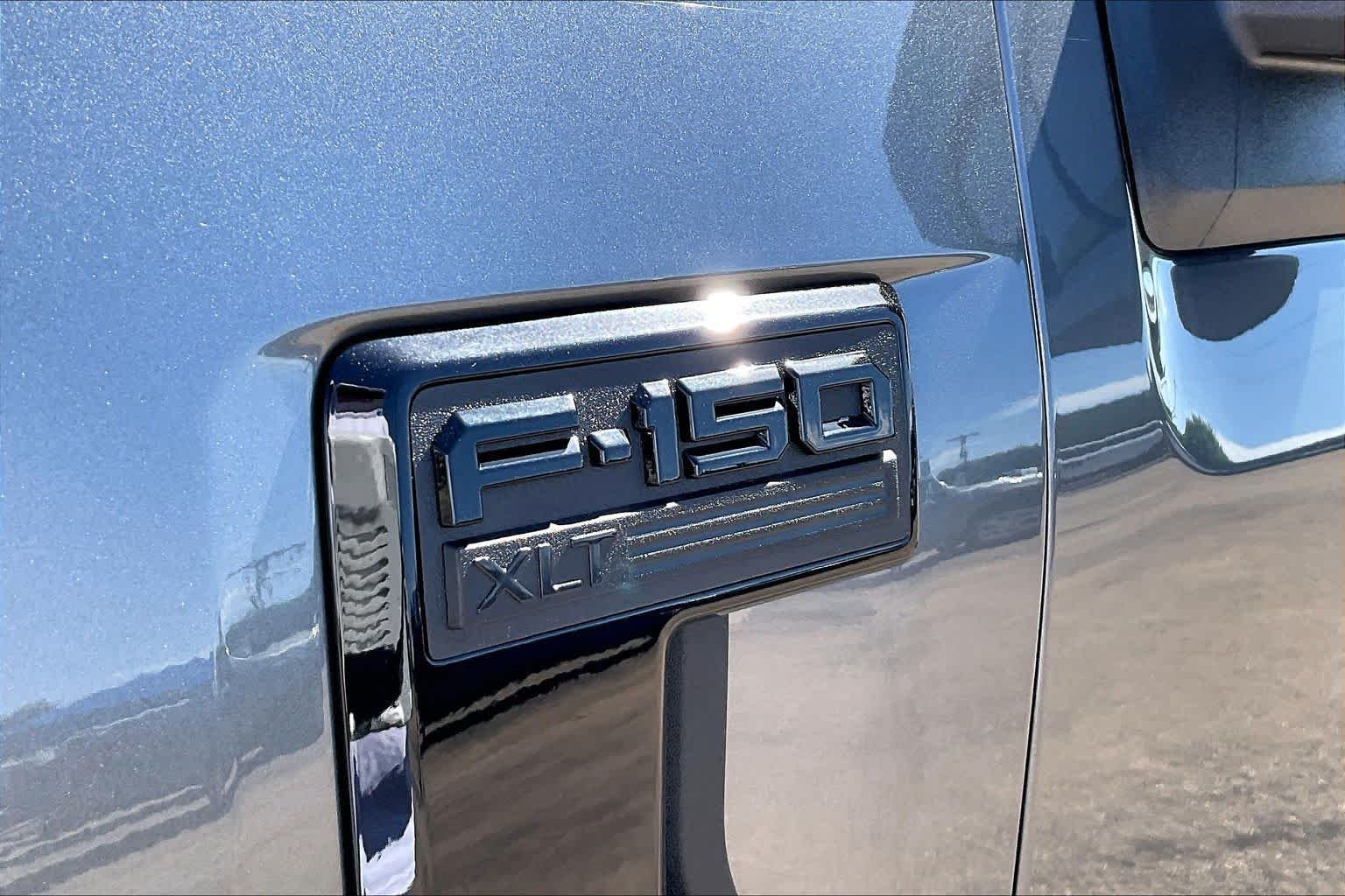 New 2026 Carbonized Gray Metallic Ford XLT image 15