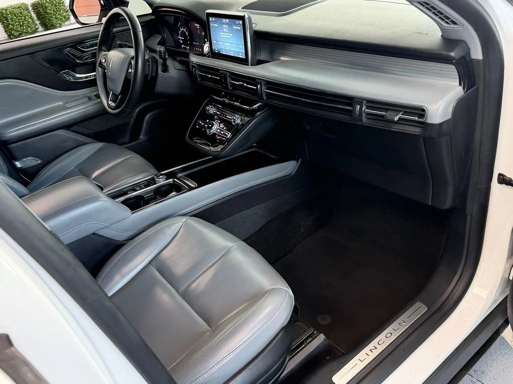 Used 2022 White Lincoln Standard image 16