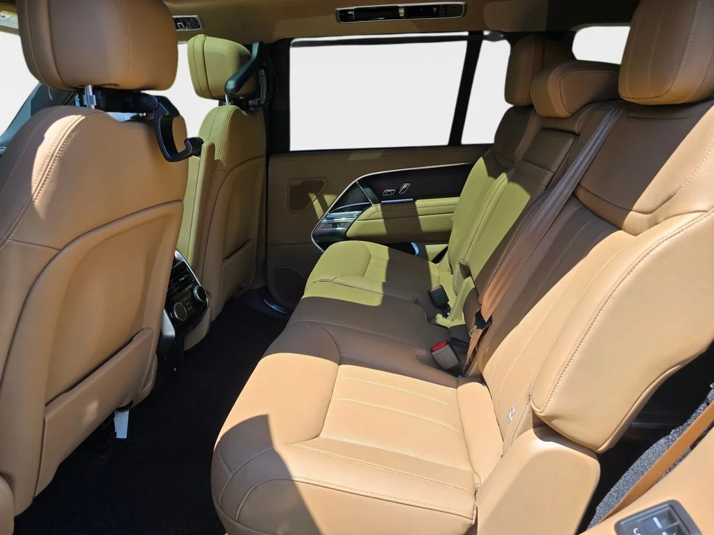 New 2026 Santorini Black LAND ROVER SE LWB 7-Seats / V8 image 13