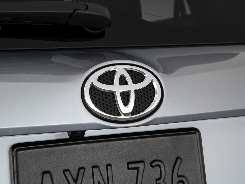 Used 2018 Silver Toyota LE image 57