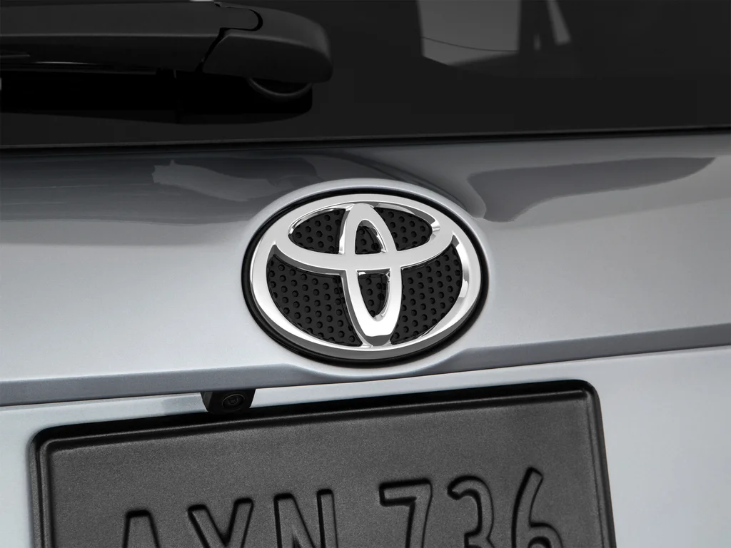 Used 2018 Silver Toyota LE image 57