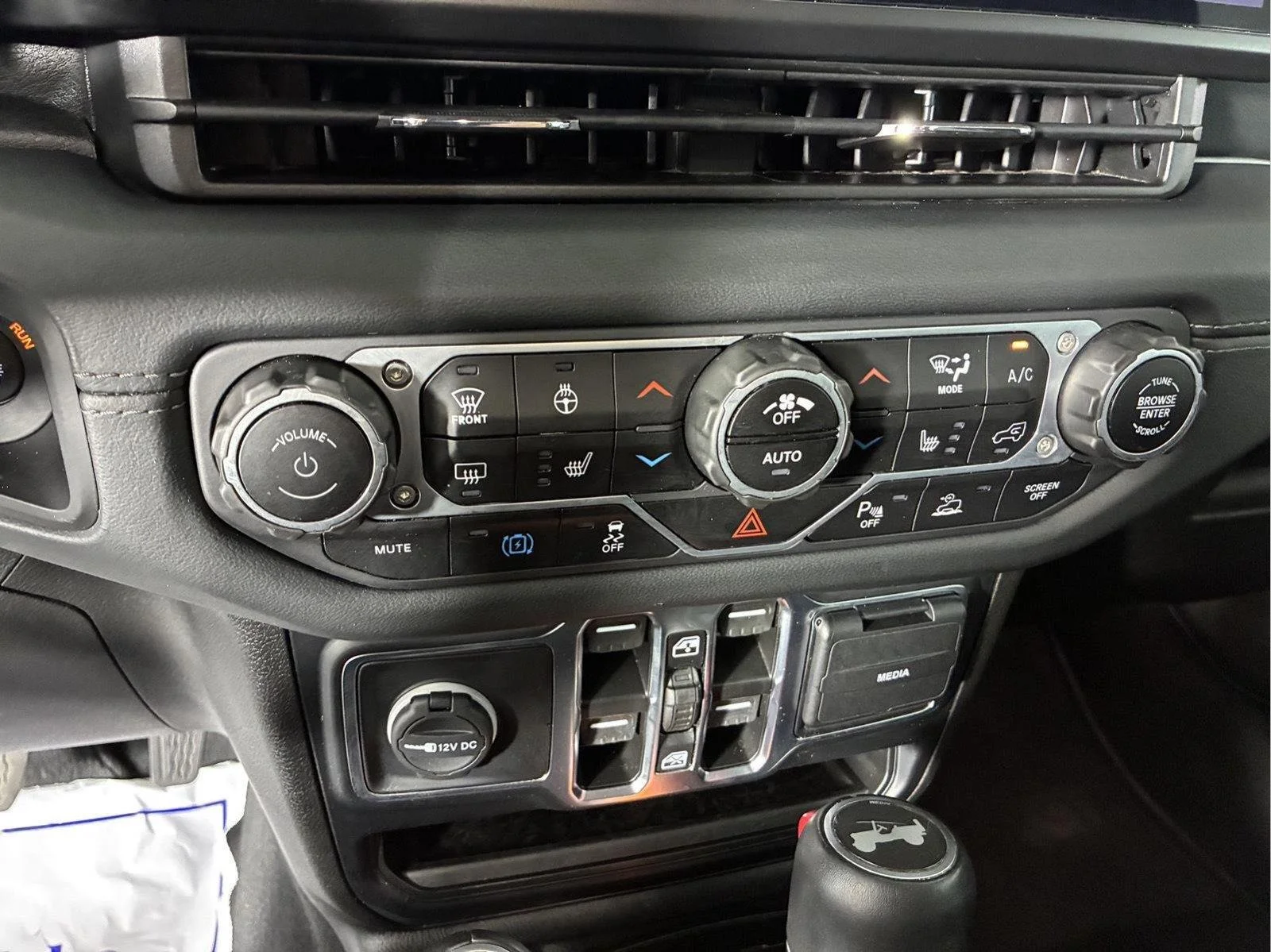 Used 2024 Earl Clearcoat Jeep Sahara image 38