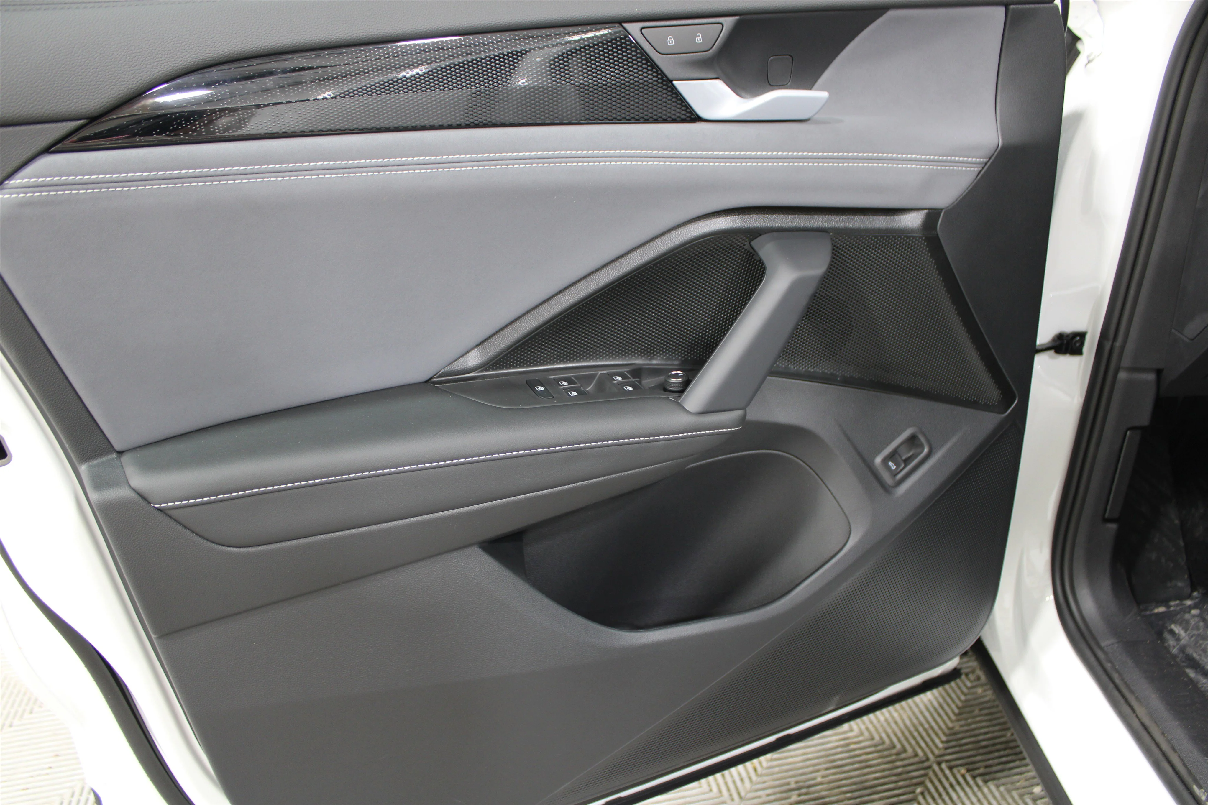 New 2026 Pure White Volkswagen SE image 6