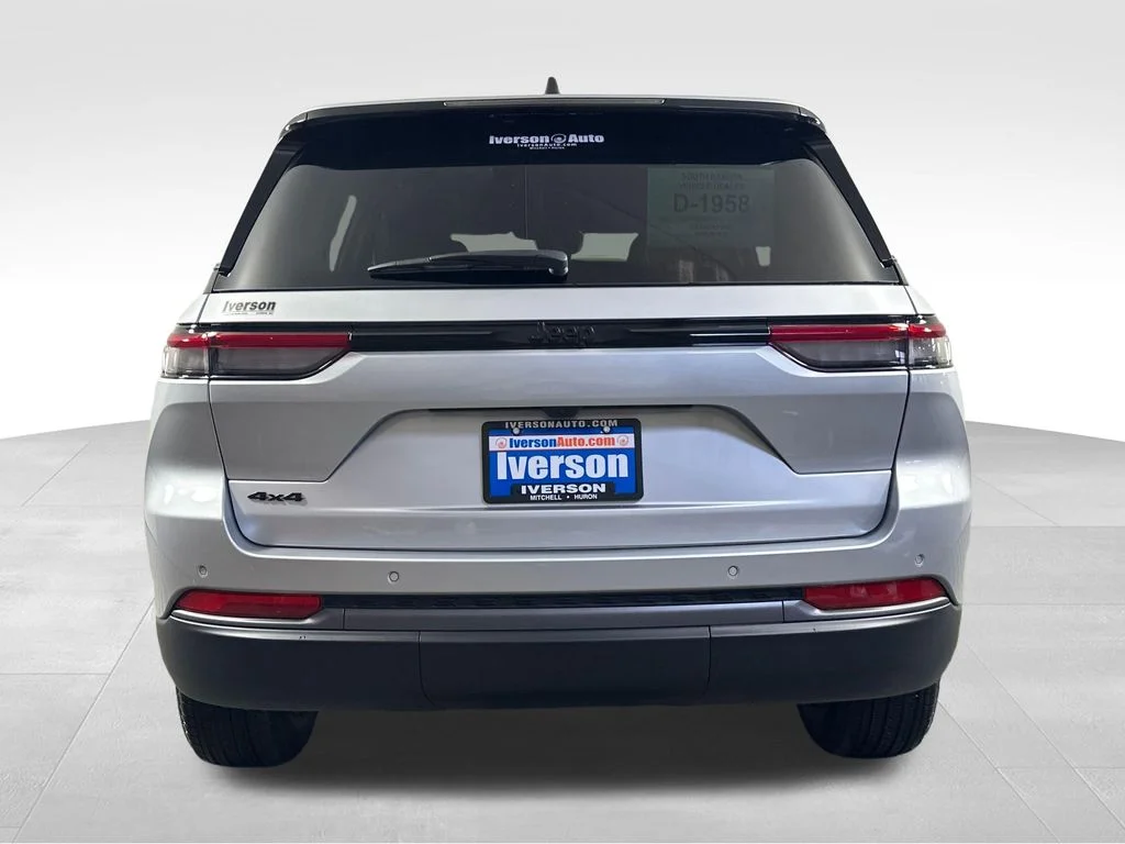 New 2026 Silver Zynith Exterior Paint Jeep Altitude image 9