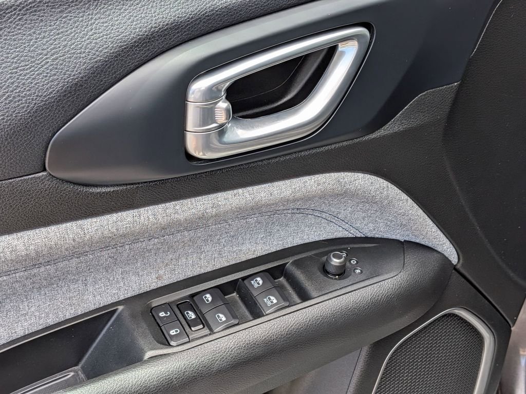 Certified Used 2022 Gray Jeep Latitude image 12