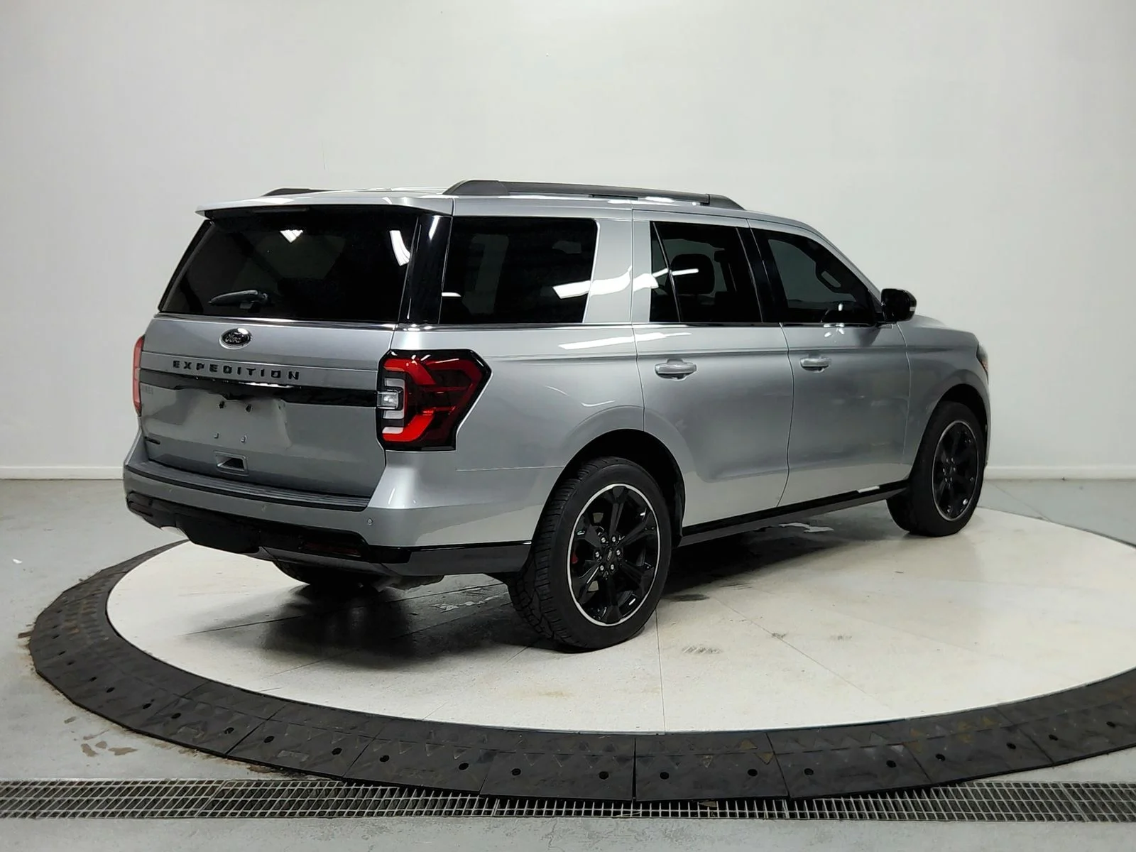 Used 2024 Silver Ford Limited image 8