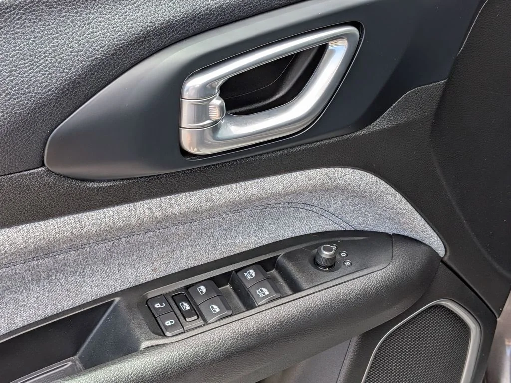 Used 2022 Gray Jeep Latitude image 12