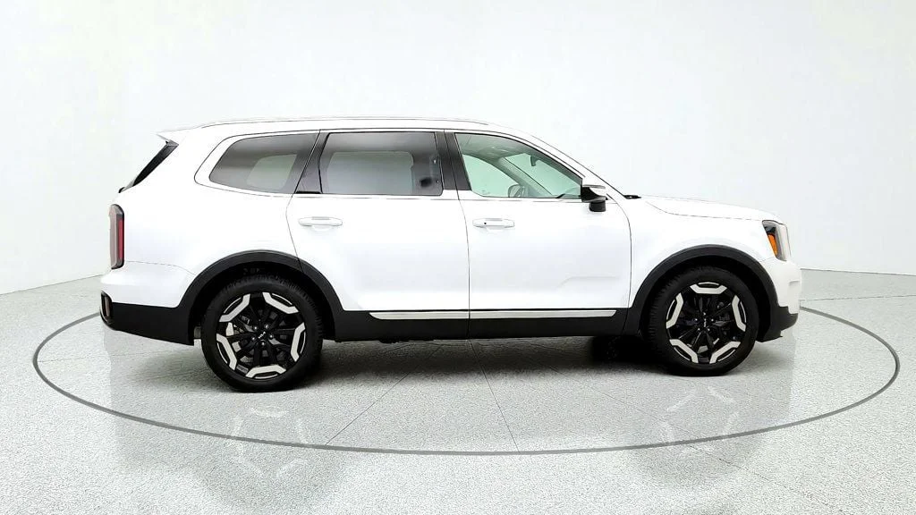 Used 2024 Glacial White Pearl Kia EX FWD image 4