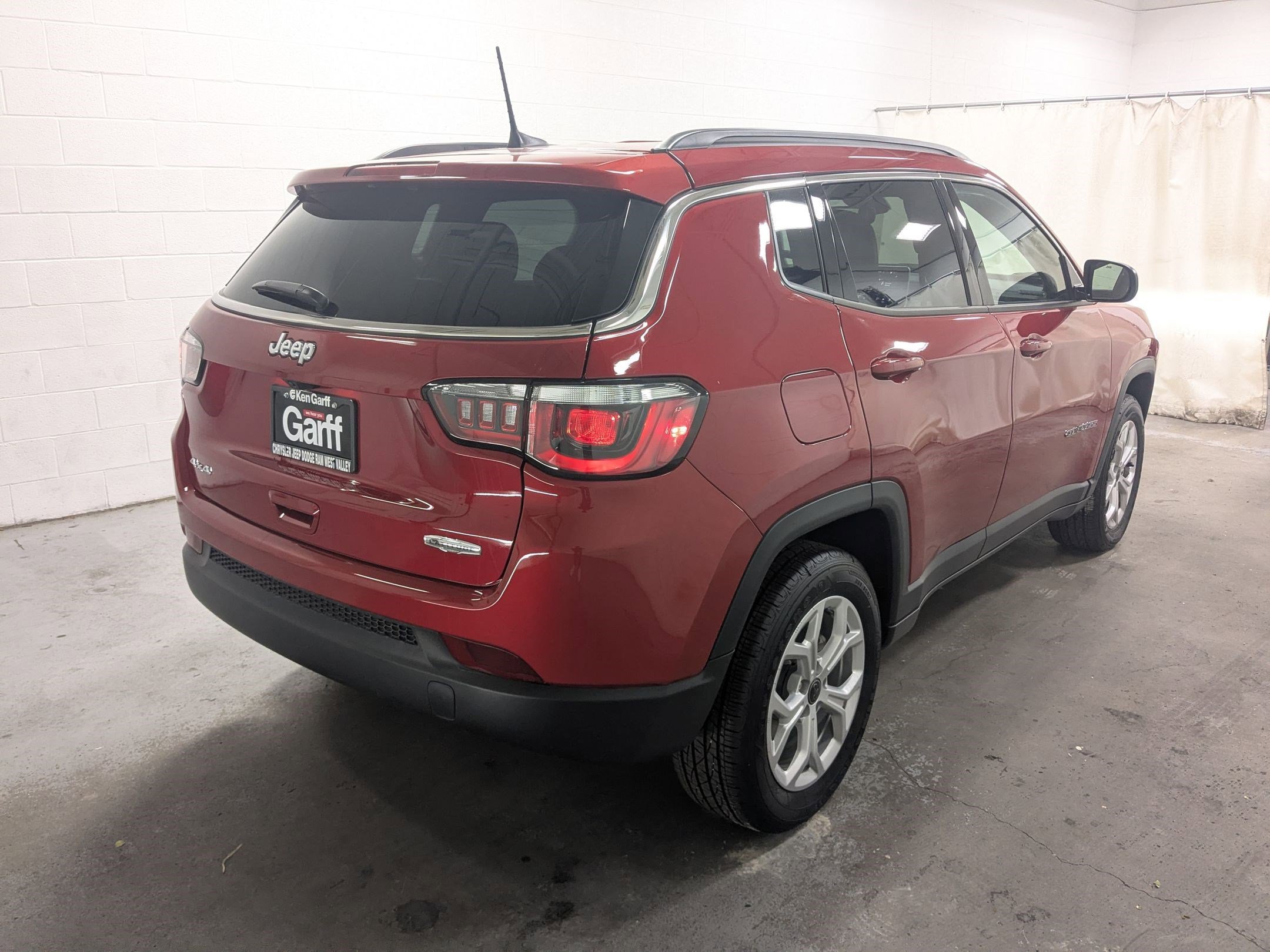 New 2026 Red Hot Pearl-Coat Exterior Paint Jeep Latitude image 4