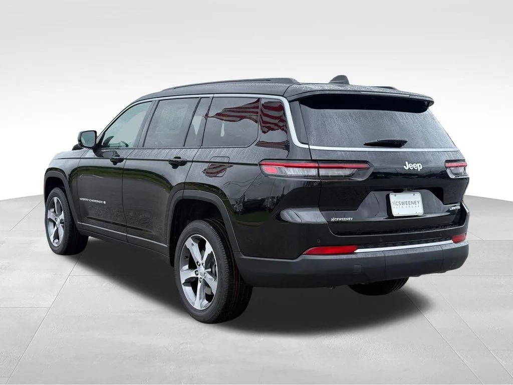 New 2026 Diamond Black Crystal Pearl-Coat Exterior Paint Jeep Limited image 3