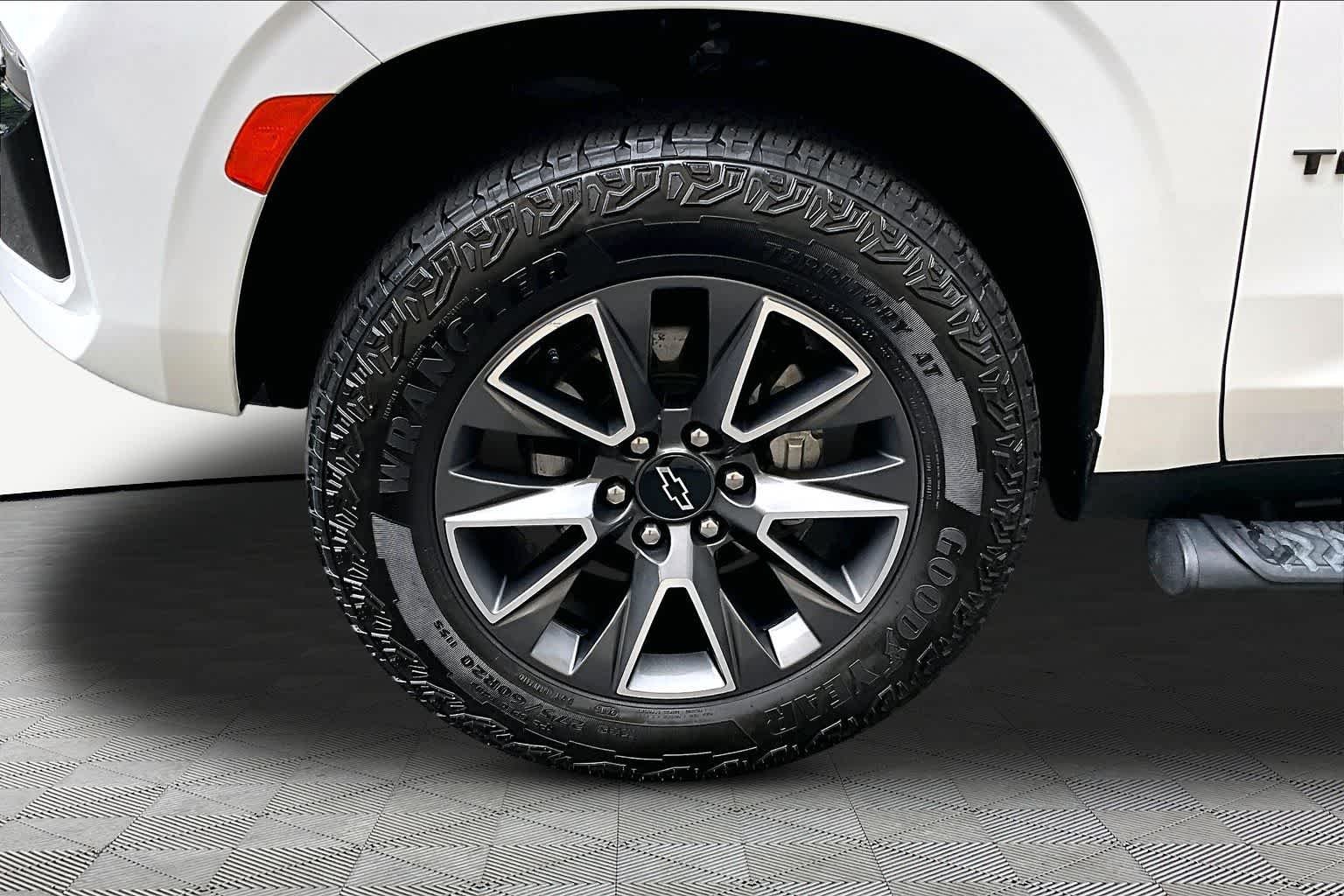 Used 2023 Summit White Chevrolet Z71 image 11