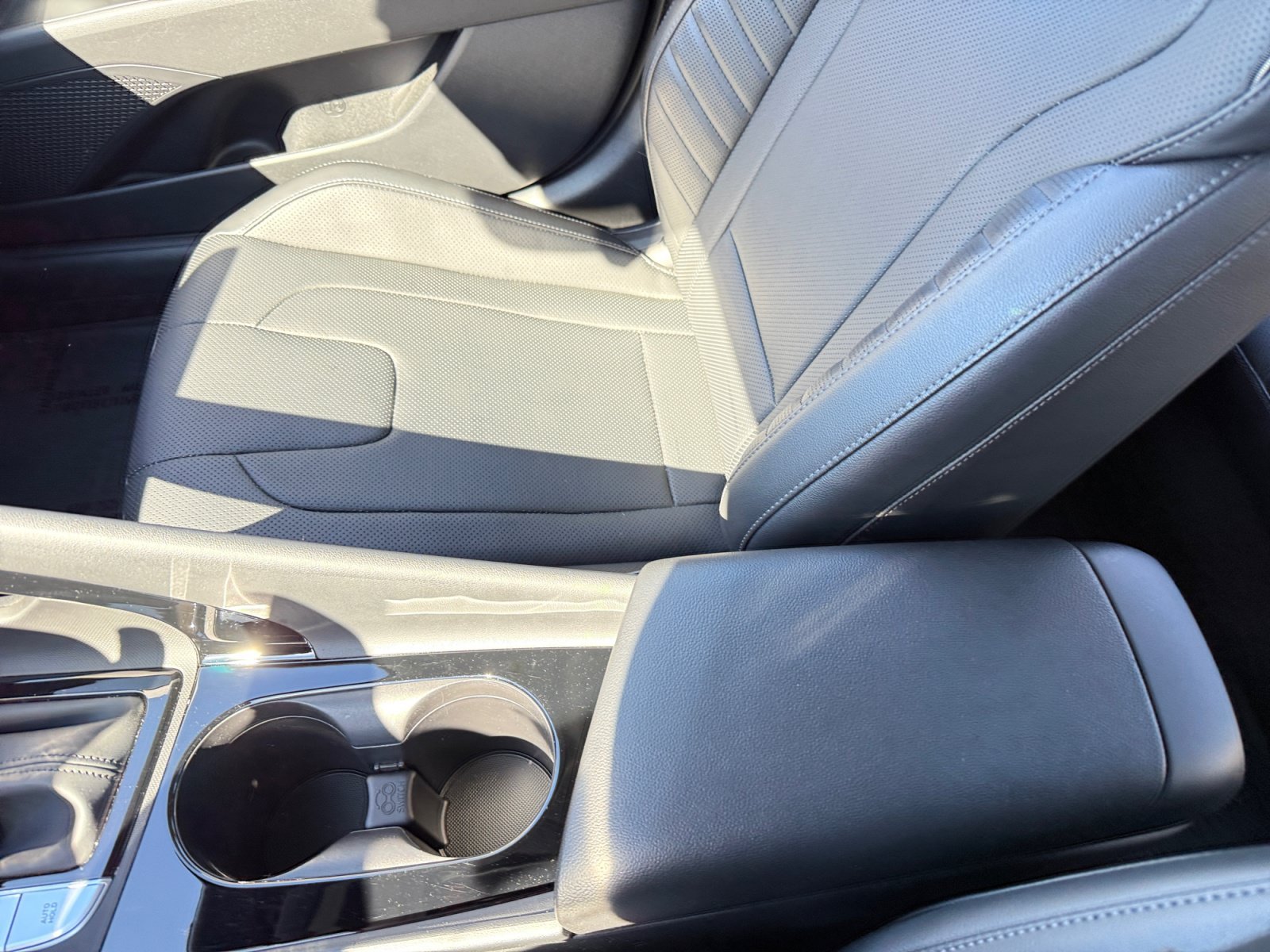 Certified Used 2023 Fluid Metal Hyundai Limited image 14