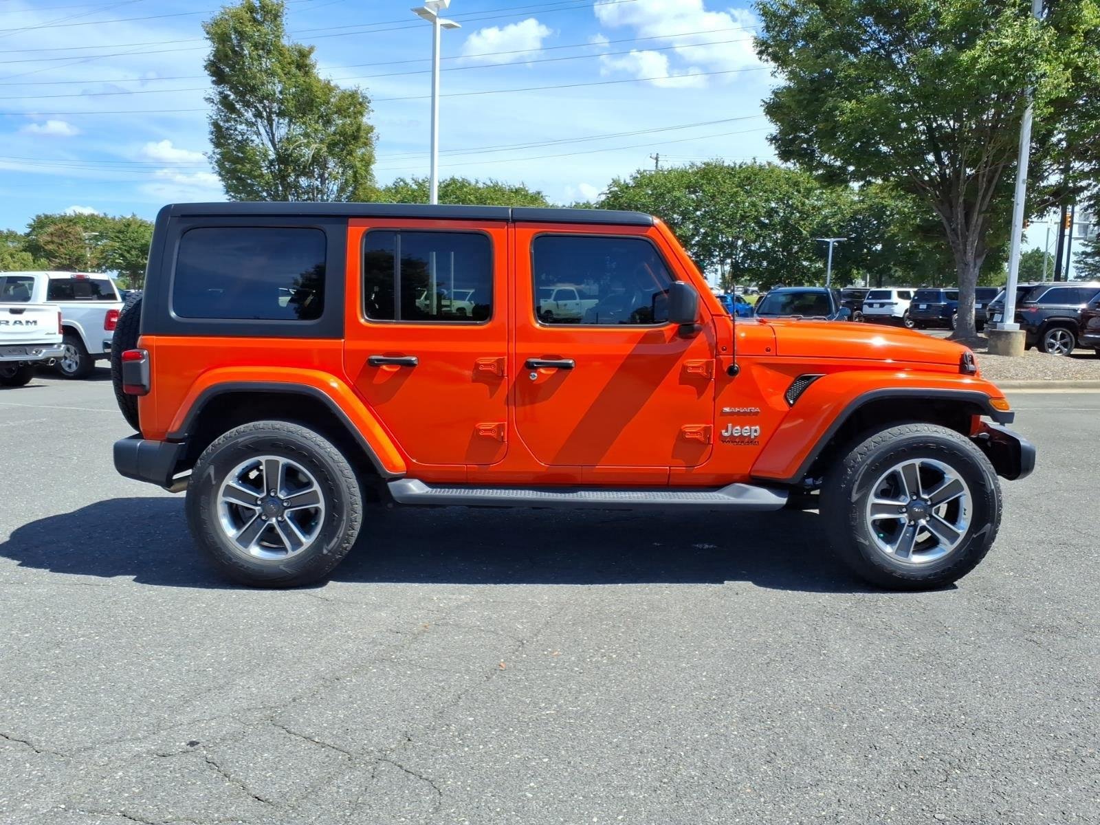 Used 2018 Punkn Metallic Clearcoat Jeep Sahara image 10