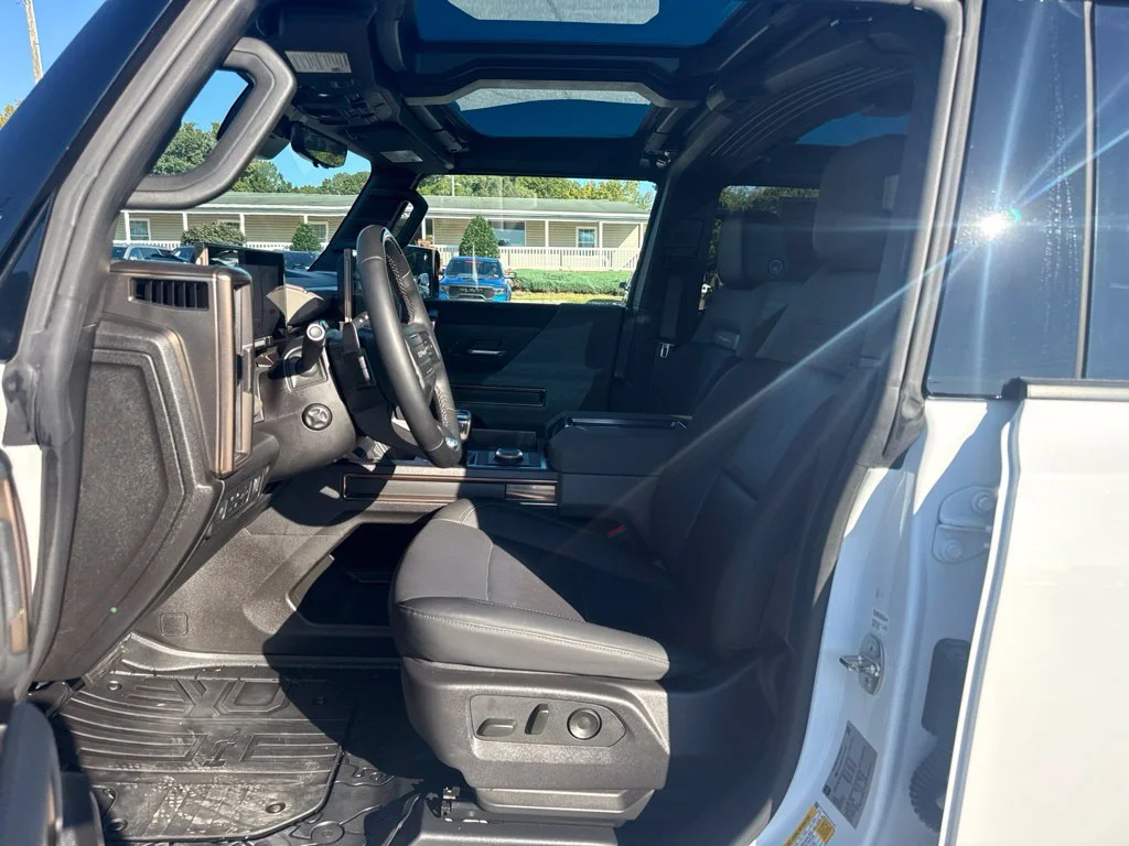 Used 2024 White GMC 2X image 9