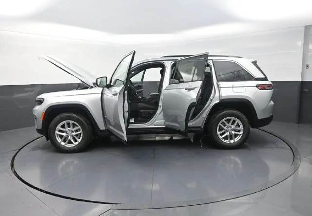 New 2026 Silver Zynith Exterior Paint Jeep Laredo X image 32
