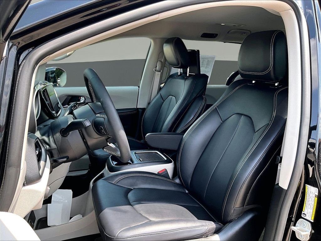 Used 2024 Black Chrysler Touring L image 24