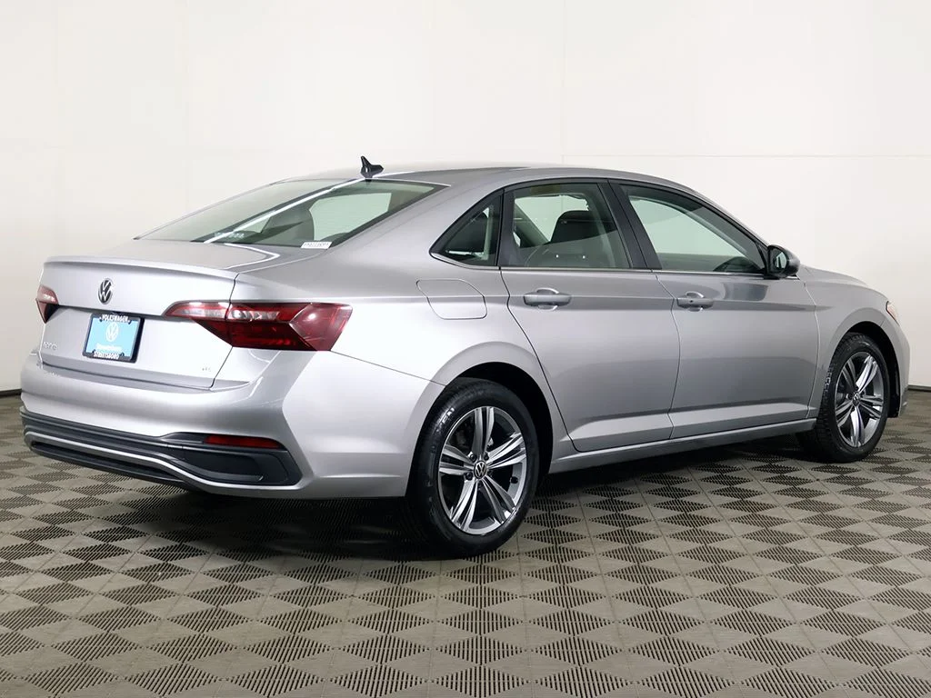 Used 2024 Pyrite Silver Metallic Volkswagen 1.5T SE image 9