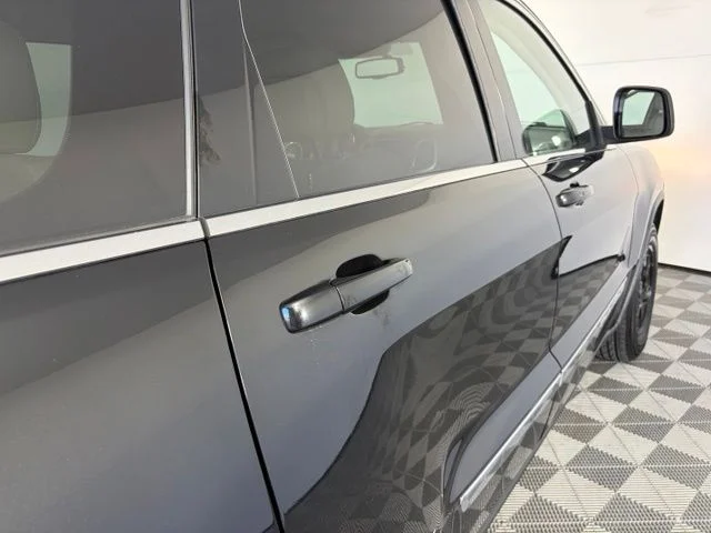 Used 2013 Black Jeep Laredo image 9