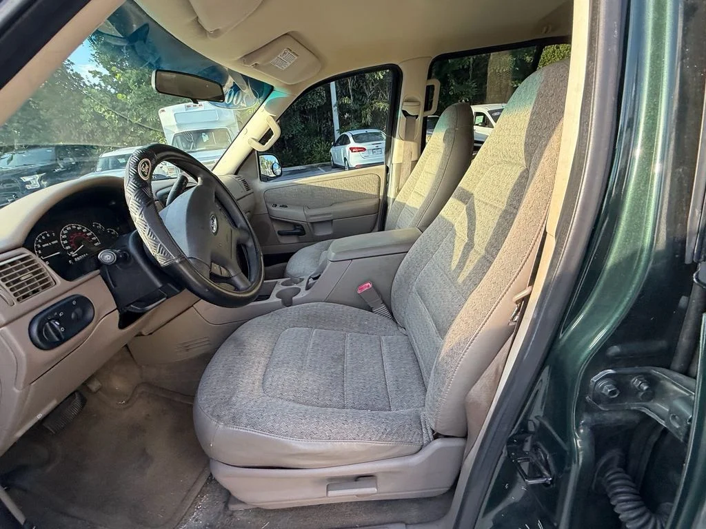 Used 2002  Ford XLS image 9