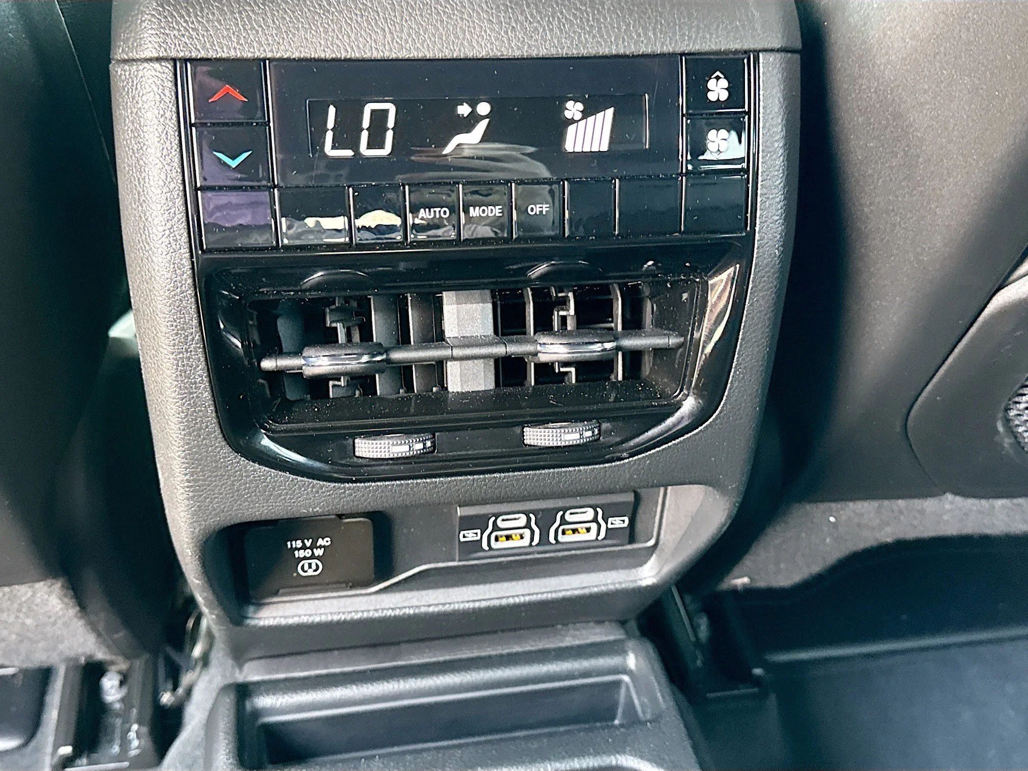 Used 2024 Diamond Black Crystal Pearlcoat Jeep Altitude X image 19