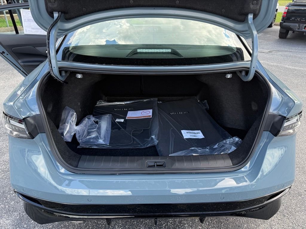 New 2026 Atlantic Gray Metallic / Super Black Two-tone Nissan SR image 17