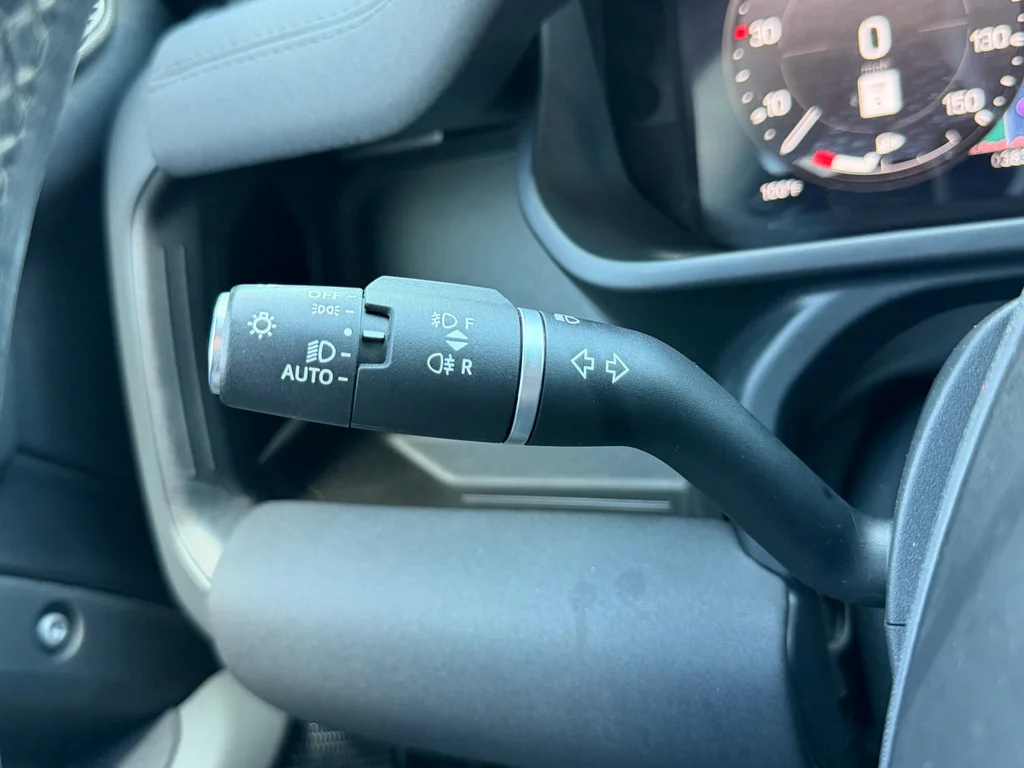 Used 2023  Land Rover X-Dynamic SE image 19