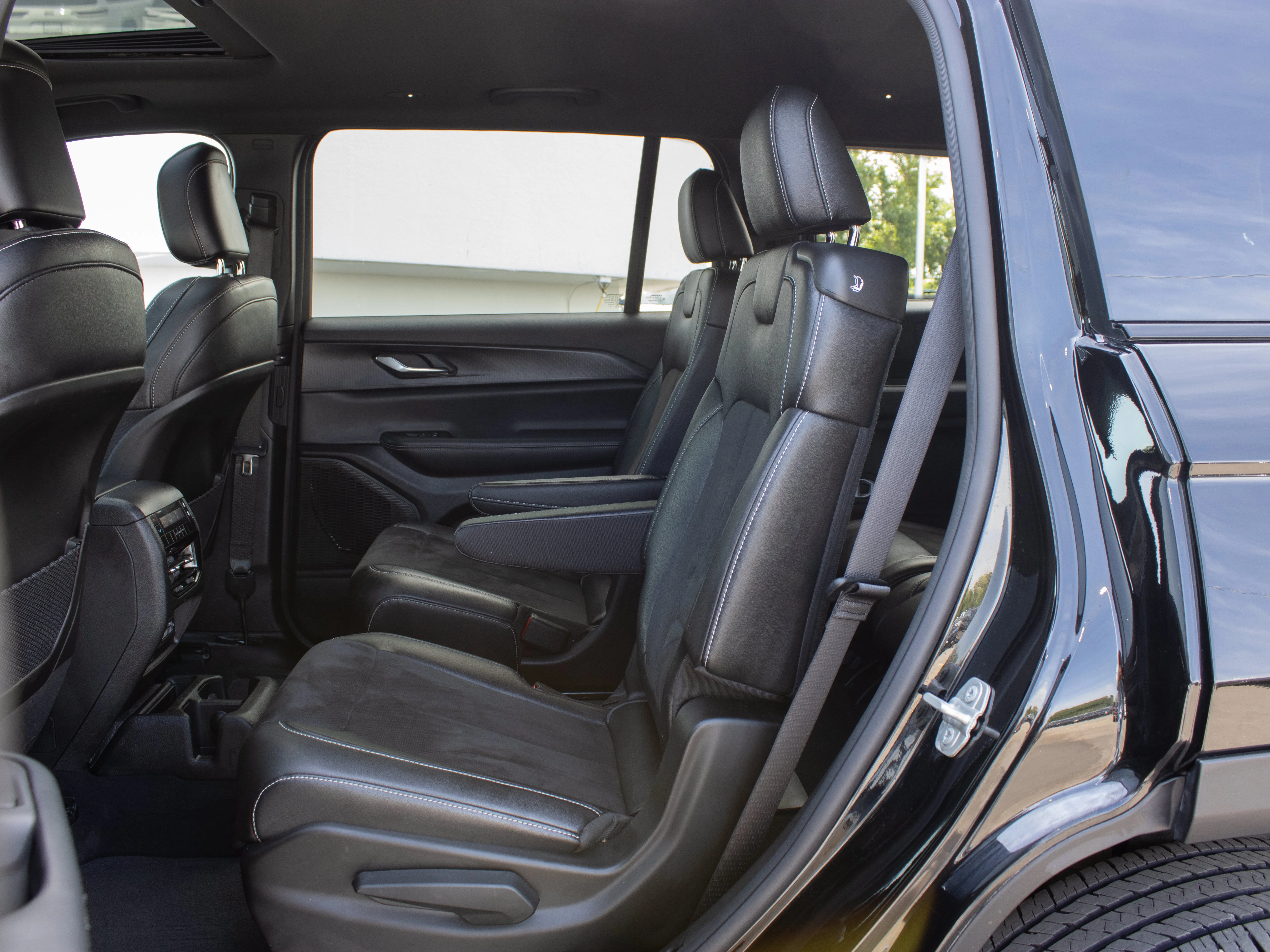 Used 2024 Black Jeep Altitude* | 3rd Row | Capri Leatherette & Suede Seats | Power Sunroof | Heated Seats & Steering Whee image 17