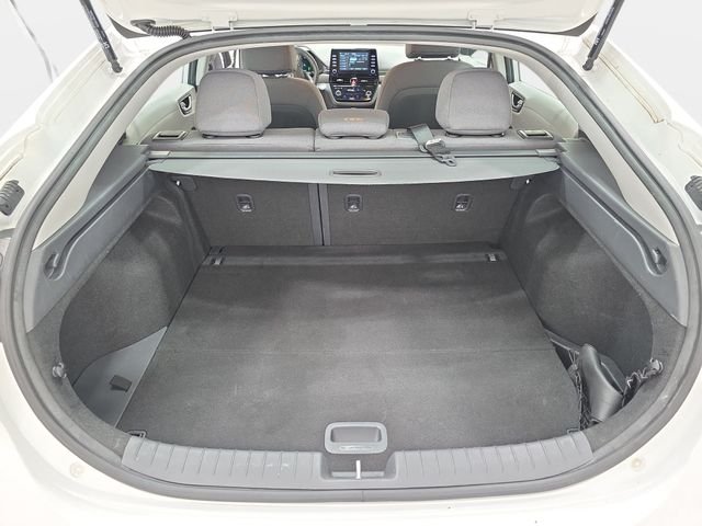 Used 2020 White Hyundai SE image 34