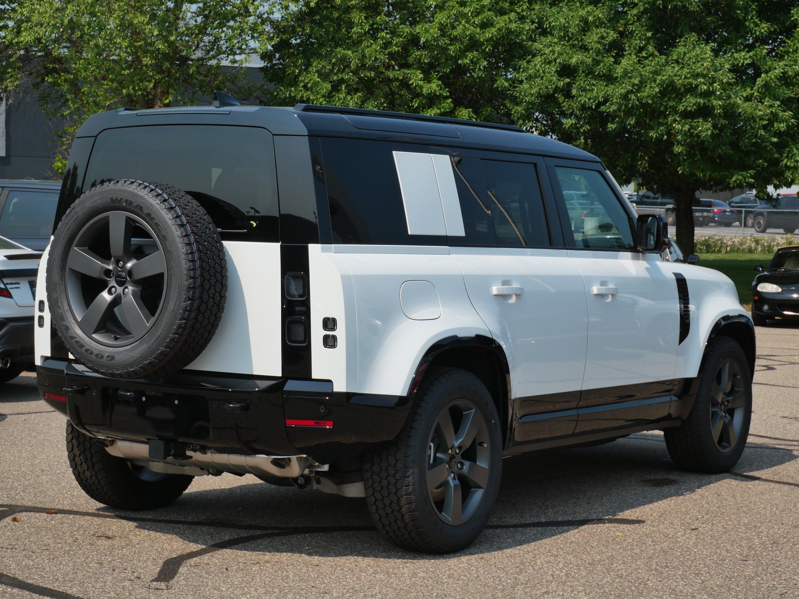 New 2026 Fuji White Land Rover X-Dynamic SE image 2