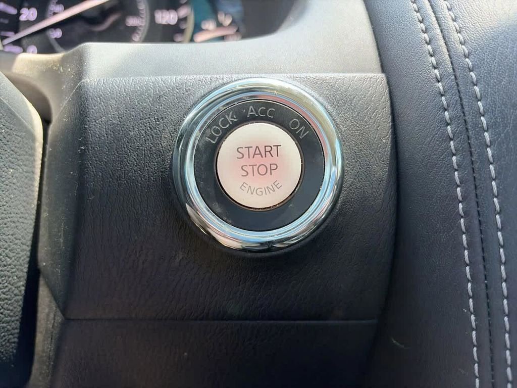 Used 2018 Silver Nissan SL image 27