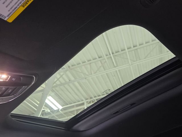 New 2026 Bright White Clear-Coat Exterior Paint Jeep Altitude image 21