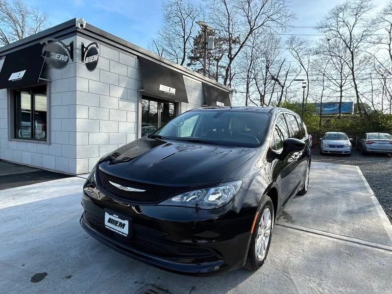 Used 2021 Black Chrysler L Minivan 4D image 52
