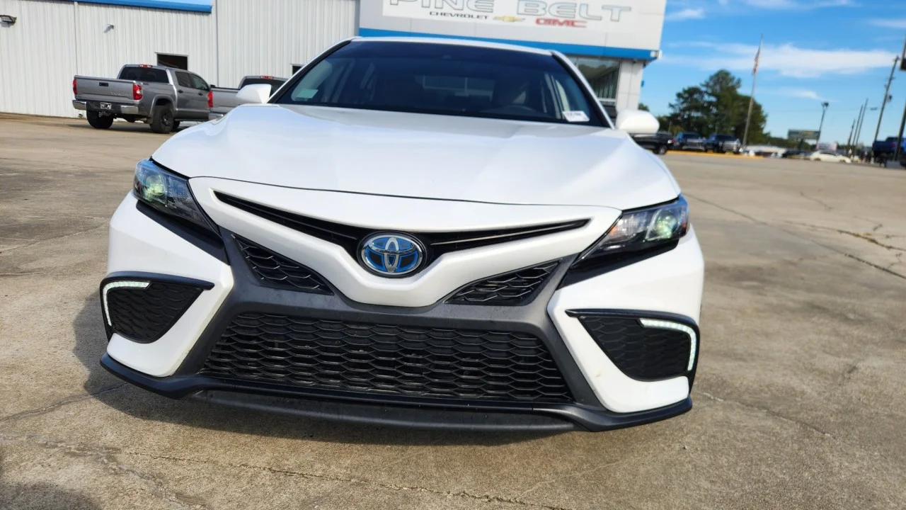 Used 2024  Toyota Hybrid SE image 2