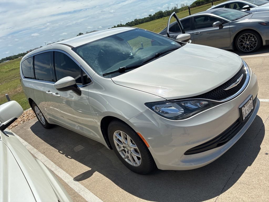 2017 Chrysler Pacifica LX's photo